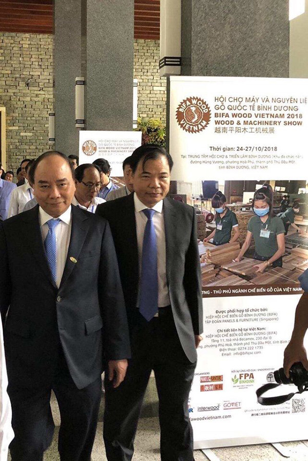 Thủ tướng thăm diễn đàn ngành gỗ